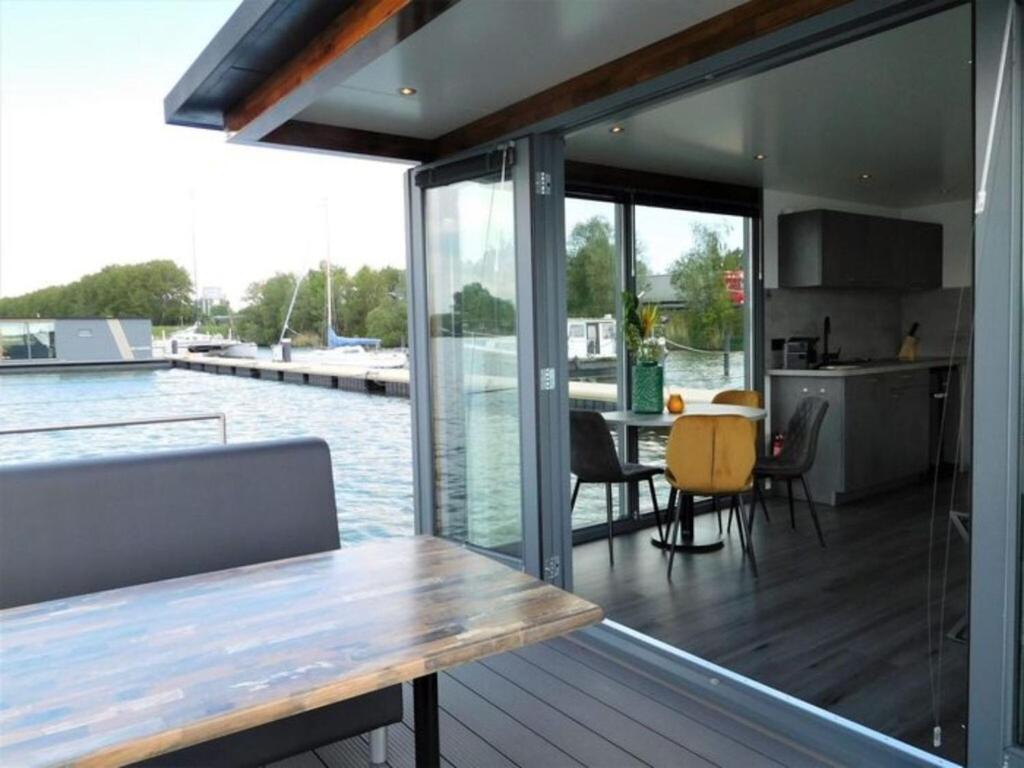 فندق Beautiful Houseboat In The Harbour Of Volendam Near Centre المظهر الخارجي الصورة